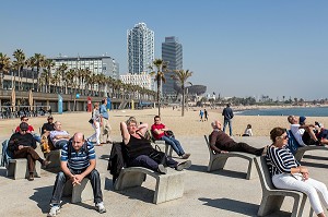 AMENAGEMENT DE BANCS EN DUR SUR LA PLACE, SCENE DE VIE LOCALE, PASSEIG MARITIM DE LA BARCELONETA, BARCELONE, CATALOGNE, ESPAGNE 