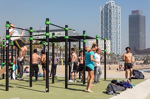 SALLE DE GYM OUTDOOR SUR LA PLACE, SCENE DE VIE LOCALE, PASSEIG MARITIM DE LA BARCELONETA, BARCELONE, CATALOGNE, ESPAGNE 