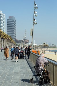 PERSONNE HANDICAPEE SUR LE PASSEIG MARITIM AU DESSUS DE LA PLACE, SCENE DE VIE LOCALE, BARCELONE, CATALOGNE, ESPAGNE 