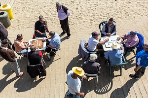 JEUX DE DOMINOS ENTRE HOMMES A LA RETRAITE SUR LA PLACE, SCENE DE VIE LOCALE, PASSEIG MARITIM DE LA BARCELONETA, BARCELONE, CATALOGNE, ESPAGNE 