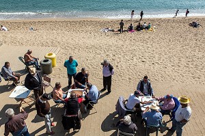 JEUX DE DOMINOS ENTRE HOMMES A LA RETRAITE SUR LA PLACE, SCENE DE VIE LOCALE, PASSEIG MARITIM DE LA BARCELONETA, BARCELONE, CATALOGNE, ESPAGNE 