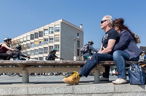 COUPLE ET VELOS, SCENE DE VIE LOCALE, PASSEIG MARITIM DE LA BARCELONETA, BARCELONE, CATALOGNE, ESPAGNE 