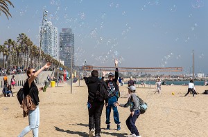 JEUX DE PLAGE ET BULLES DE SAVON, SCENE DE VIE LOCALE, PASSEIG MARITIM DE LA BARCELONETA, BARCELONE, CATALOGNE, ESPAGNE 