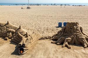 DRAGON EN FEU, SCULPTURE SUR SABLE SUR LA PLAGE, PASSEIG MARITIM DE LA BARCELONETA, BARCELONE, CATALOGNE, ESPAGNE 