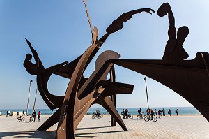 SCULPTURE D'ALFREDO LANZ EN HOMMAGE A LA NATATION (HOMENATGE A LA NATACIO) SUR LA PLAGE, PASSEIG MARITIM DE LA BARCELONETA, BARCELONE, CATALOGNE, ESPAGNE 