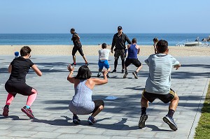 SEANCE DE GYMNASTIQUE (STRETCHING ET MUSCULATION) SUR LA PLACE, SCENE DE VIE LOCALE, PASSEIG MARITIM DE LA BARCELONETA, BARCELONE, CATALOGNE, ESPAGNE 