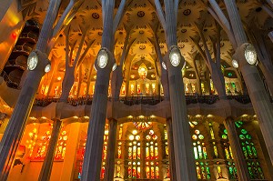 VITRAUX INTERIEURS DE LA NEF LATERALE, BASILIQUE LA SAGRADA FAMILIA, TEMPLE EXPIATORI, BARCELONE, CATALOGNE, ESPAGNE 