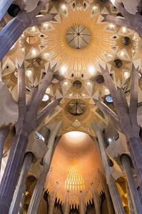 PLAFOND DE LA NEF CENTRALE AVEC SES CLES DE VOUTE PERFOREES, BASILIQUE LA SAGRADA FAMILIA, TEMPLE EXPIATORI, BARCELONE, CATALOGNE, ESPAGNE 