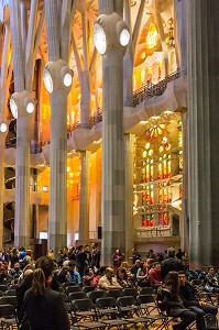 VISITEURS AU COEUR DE LA NEF CENTRALE, BASILIQUE LA SAGRADA FAMILIA, TEMPLE EXPIATORI, BARCELONE, CATALOGNE, ESPAGNE 