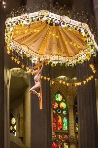 LE CHRIST EN CROIX AU DESSUS DU CHOEUR, BASILIQUE LA SAGRADA FAMILIA, TEMPLE EXPIATORI, BARCELONE, CATALOGNE, ESPAGNE 