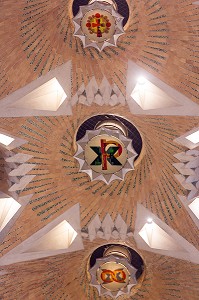 DETAIL DE LA VOUTE CENTRALE, BASILIQUE LA SAGRADA FAMILIA, TEMPLE EXPIATORI, BARCELONE, CATALOGNE, ESPAGNE 