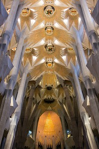 PLAFOND DE LA NEF CENTRALE AVEC SES CLES DE VOUTE PERFOREES, BASILIQUE LA SAGRADA FAMILIA, TEMPLE EXPIATORI, BARCELONE, CATALOGNE, ESPAGNE 