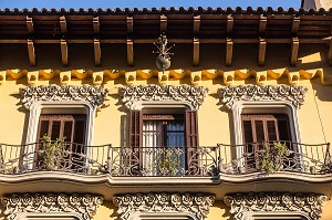 FACADE ET BALCON ART DECO DU QUARTIER DE LA SAGRADA FAMILIA, BARCELONE, CATALOGNE, ESPAGNE 