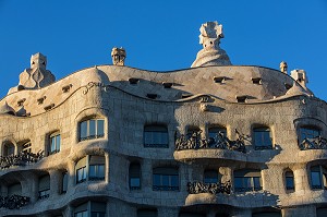 FACADE DE LA CASA MILA DE L'ARCHITECTE ANTONIO GAUDI, PASSEIG DE GRACIA, BARCELONE, CATALOGNE, ESPAGNE 