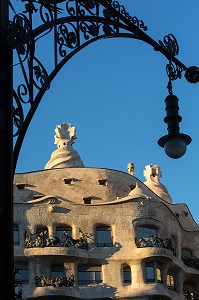 FACADE DE LA CASA MILA DE L'ARCHITECTE ANTONIO GAUDI, PASSEIG DE GRACIA, BARCELONE, CATALOGNE, ESPAGNE 