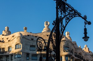 FACADE DE LA CASA MILA DE L'ARCHITECTE ANTONIO GAUDI, PASSEIG DE GRACIA, BARCELONE, CATALOGNE, ESPAGNE 