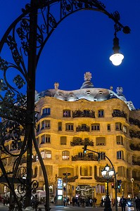 FACADE DE NUIT, CASA MILA DE L'ARCHITECTE ANTONIO GAUDI, PASSEIG DE GRACIA, BARCELONE, CATALOGNE, ESPAGNE 