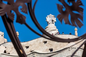 DECORATION DE LA TOITURE DE LA CASA MILA DE L'ARCHITECTE ANTONIO GAUDI, PASSEIG DE GRACIA, BARCELONE, CATALOGNE, ESPAGNE 