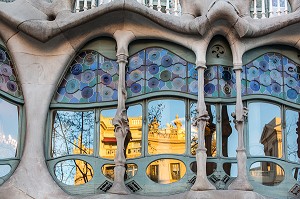 FENETRE DE LA CASA BATLLO DE L'ARCHITECTE ANTONIO GAUDI, PASSEIG DE GRACIA, BARCELONE, CATALOGNE, ESPAGNE 