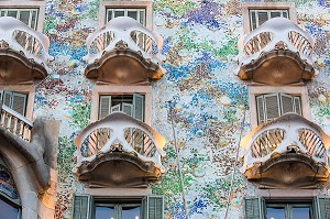 BALCONS DE MOSAIQUES AUX NYMPHEAS, CASA BATLLO DE L'ARCHITECTE ANTONIO GAUDI, PASSEIG DE GRACIA, BARCELONE, CATALOGNE, ESPAGNE 