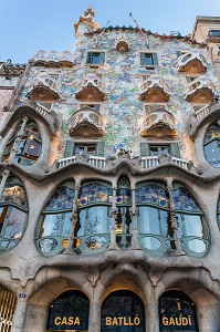 FACADE ET BALCONS DE MOSAIQUE AUX NYMPHEAS, CASA BATLLO DE L'ARCHITECTE ANTONIO GAUDI, PASSEIG DE GRACIA, BARCELONE, CATALOGNE, ESPAGNE 