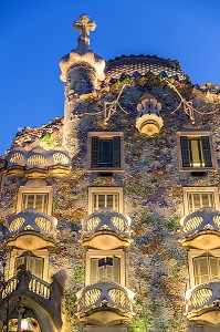 FACADE DE NUIT ET BALCONS DE MOSAIQUE AUX NYMPHEAS, CASA BATLLO DE L'ARCHITECTE ANTONIO GAUDI, PASSEIG DE GRACIA, BARCELONE, CATALOGNE, ESPAGNE 