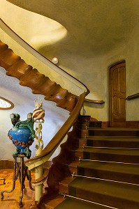 ESCALIER PRINCIPAL DE L'ENTREE DE LA CASA BATLLO DE L'ARCHITECTE ANTONIO GAUDI, PASSEIG DE GRACIA, BARCELONE, CATALOGNE, ESPAGNE 