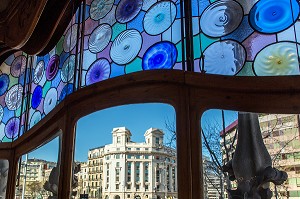 FENETRE ET VITRAUX DU SALON PRINCIPAL, CASA BATLLO DE L'ARCHITECTE ANTONIO GAUDI, PASSEIG DE GRACIA, BARCELONE, CATALOGNE, ESPAGNE 