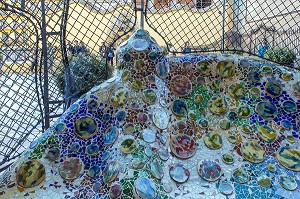 MOSAIQUES AUX NYMPHEAS DU JARDIN INTERIEUR, CASA BATLLO DE L'ARCHITECTE ANTONIO GAUDI, PASSEIG DE GRACIA, BARCELONE, CATALOGNE, ESPAGNE 