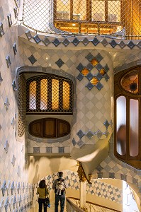 PUITS DE LUMIERE AUX MOSAIQUES INTERIEURES, CASA BATLLO DE L'ARCHITECTE ANTONIO GAUDI, PASSEIG DE GRACIA, BARCELONE, CATALOGNE, ESPAGNE 