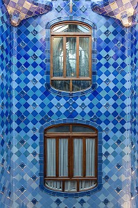 FENETRES A L'INTERIEUR DU  PUIT DE LUMIERE AUX MOSAIQUES DE COULEUR BLEUE, CASA BATLLO DE L'ARCHITECTE ANTONIO GAUDI, PASSEIG DE GRACIA, BARCELONE, CATALOGNE, ESPAGNE 