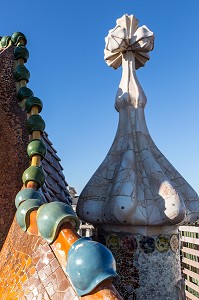 CROIX GAUDIENNE SUR LA TOITURE AUX MOSAIQUES EN FORME DE CARAPACES DE TORTUES, CASA BATLLO DE L'ARCHITECTE ANTONIO GAUDI, PASSEIG DE GRACIA, BARCELONE, CATALOGNE, ESPAGNE 