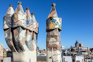 GROUPES DE CHEMINEES EN FORME D'ECHINE DE DRAGONS SUR LES TOITS, CASA BATLLO DE L'ARCHITECTE ANTONIO GAUDI, PASSEIG DE GRACIA, BARCELONE, CATALOGNE, ESPAGNE 