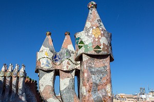 GROUPES DE CHEMINEES EN FORME D'ECHINE DE DRAGONS SUR LES TOITS, CASA BATLLO DE L'ARCHITECTE ANTONIO GAUDI, PASSEIG DE GRACIA, BARCELONE, CATALOGNE, ESPAGNE 