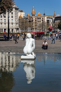 STATUE DE LA DEESSE DE MARBRE BLANC, PLACA DE CATALUNYA, BARCELONE, CATALOGNE, ESPAGNE 