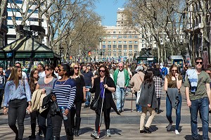FOULE ET ALLEES BONDEES DES RAMBLAS, LA RAMBLA, BARCELONE, CATALOGNE, ESPAGNE 