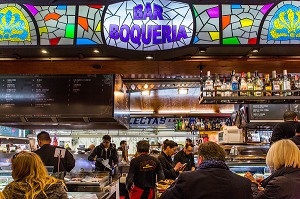 RESTAURANT BAR A TAPAS, MARCHE DE LA BOQUERIA (MERCADO SAINT-JOSEP), LA RAMBLA, BARCELONE, CATALOGNE, ESPAGNE 