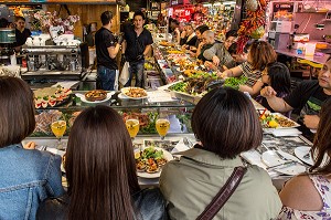 RESTAURANT BAR A TAPAS, MARCHE DE LA BOQUERIA (MERCADO SAINT-JOSEP), LA RAMBLA, BARCELONE, CATALOGNE, ESPAGNE 