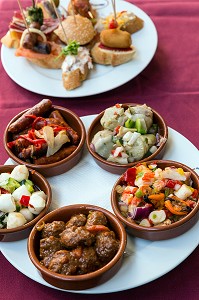 RESTAURANT BAR A TAPAS, MARCHE DE LA BOQUERIA (MERCADO SAINT-JOSEP), LA RAMBLA, BARCELONE, CATALOGNE, ESPAGNE 