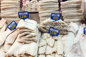 STAND DE MORUE SALEE, SPECIALITE ESPAGNOLE (BACALAO)  MARCHE DE LA BOQUERIA (MERCADO SAINT-JOSEP), LA RAMBLA, BARCELONE, CATALOGNE, ESPAGNE 