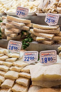 STAND DE MORUE SALEE, SPECIALITE ESPAGNOLE (BACALAO)  MARCHE DE LA BOQUERIA (MERCADO SAINT-JOSEP), LA RAMBLA, BARCELONE, CATALOGNE, ESPAGNE 