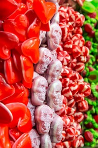 STAND DE CONFISERIE AVEC DES BONBONS EN FORME DE TETE DE MORT, MARCHE DE LA BOQUERIA (MERCADO SAINT-JOSEP), LA RAMBLA, BARCELONE, CATALOGNE, ESPAGNE 