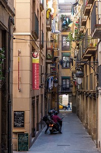 PETITE RUELLE TYPIQUE PRES DU MARCHE DE LA BOQUERIA, CARRER DE LA MORERA, BARCELONE, CATALOGNE, ESPAGNE 