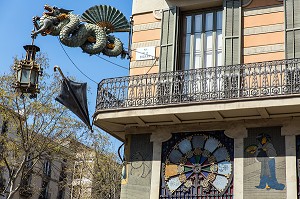 DRAGON CHINOIS ET BALCON DE LA CASA DE BRUNO CUADOS, PLA DE LA BOQUERIA, LA RAMBLA, BARCELONE, CATALOGNE, ESPAGNE 