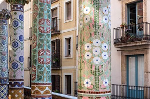 COLONNES EN MOSAIQUE SUR LE BALCON DU PETIT SALON, PALAU DE LA MUSICA CATALANA (PALAIS DE LA MUSIQUE CATALANE), ARCHITECTE DOMENECH I MONTANER, BARCELONE, CATALOGNE, ESPAGNE 