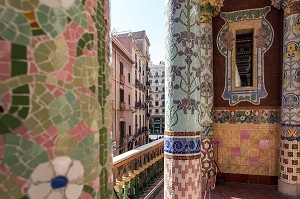 COLONNES EN MOSAIQUE SUR LE BALCON DU PETIT SALON, PALAU DE LA MUSICA CATALANA (PALAIS DE LA MUSIQUE CATALANE), ARCHITECTE DOMENECH I MONTANER, BARCELONE, CATALOGNE, ESPAGNE 