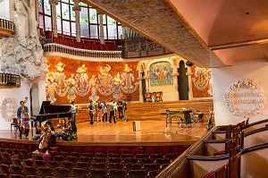 SCENE DE LA SALLE DE CONCERT, PALAU DE LA MUSICA CATALANA (PALAIS DE LA MUSIQUE CATALANE), ARCHITECTE DOMENECH I MONTANER, BARCELONE, CATALOGNE, ESPAGNE 