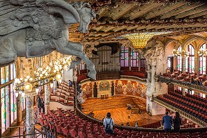 PEGASE AU DESSU DU DEUXIEME BALCON, SCENE DE LA SALLE DE CONCERT, PALAU DE LA MUSICA CATALANA (PALAIS DE LA MUSIQUE CATALANE), ARCHITECTE DOMENECH I MONTANER, BARCELONE, CATALOGNE, ESPAGNE 