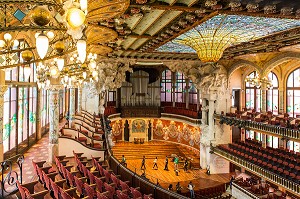 SCENE DE LA SALLE DE CONCERT ET COUPOLE DU GRAND VITRAIL CENTRAL D'ANTONI RIGALT I BLANCH, PALAU DE LA MUSICA CATALANA (PALAIS DE LA MUSIQUE CATALANE), ARCHITECTE DOMENECH I MONTANER, BARCELONE, CATALOGNE, ESPAGNE 