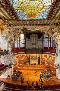 SCENE DE LA SALLE DE CONCERT ET COUPOLE DU GRAND VITRAIL CENTRAL D'ANTONI RIGALT I BLANCH, PALAU DE LA MUSICA CATALANA (PALAIS DE LA MUSIQUE CATALANE), ARCHITECTE DOMENECH I MONTANER, BARCELONE, CATALOGNE, ESPAGNE 